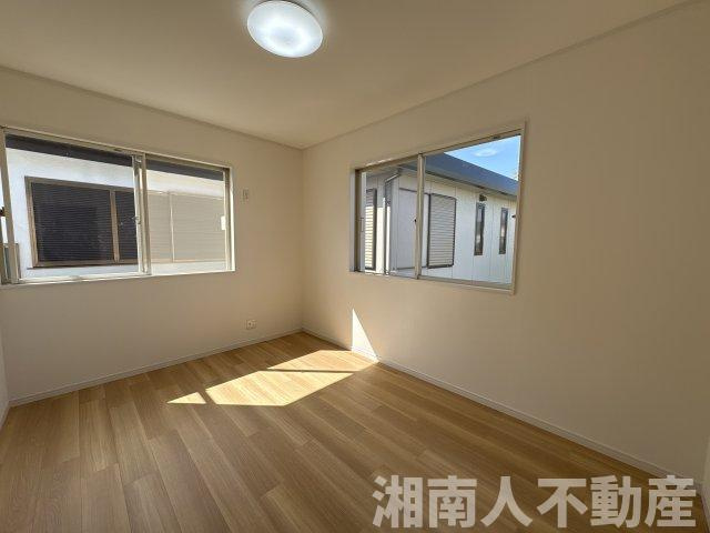 平塚市横内 中古戸建の洋室|明るい洋室です