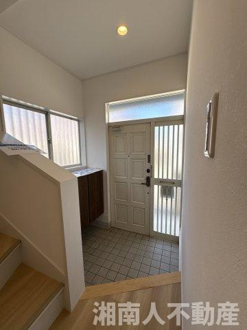 平塚市横内 中古戸建の玄関|収納もある玄関です