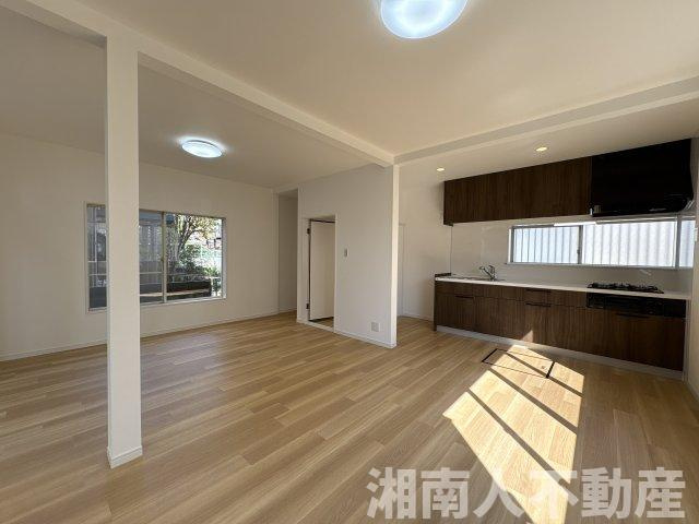 平塚市横内 中古戸建の居間・リビング|ゆったりとした居間です
