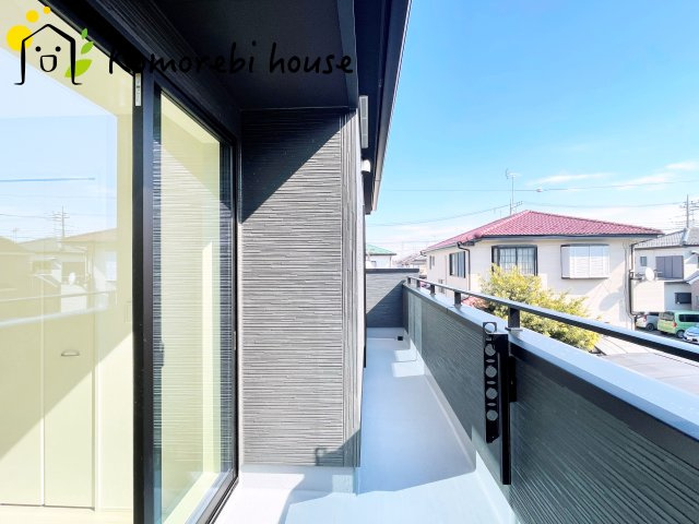 上尾市向山　11期　新築一戸建て　グラファーレ　01のバルコニー|外からの目が気にならないバルコニーで洗濯物が干せます