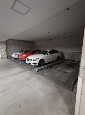 ロイヤルヒル神戸諏訪山の駐車場