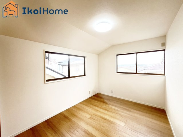 神戸市西区富士見が丘５丁目　中古戸建の寝室|【ホームページに現地動画掲載中】●年中無休：当日予約可●洋室6.5帖です。2面採光で明るいい部屋です