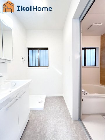 神戸市西区富士見が丘５丁目　中古戸建の洗面所|【ホームページに現地動画掲載中】●年中無休：当日予約可●小窓ございますので通気・換気良好です。