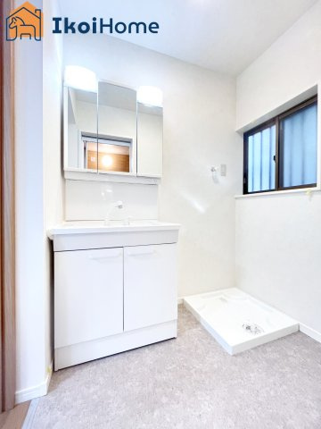 神戸市西区富士見が丘５丁目　中古戸建の洗面所|【ホームページに現地動画掲載中】●年中無休：当日予約可●洗面台は３面鏡。広さのあるワイドシンクです。