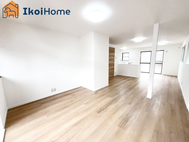 神戸市西区富士見が丘５丁目　中古戸建の居間・リビング|【ホームページに現地動画掲載中】●年中無休：当日予約可●LDK20帖ありますので大きな家具設置可能！