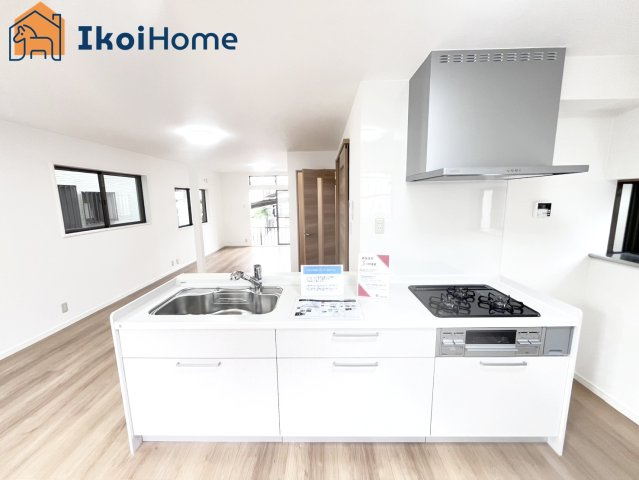 神戸市西区富士見が丘５丁目　中古戸建のキッチン|【ホームページに現地動画掲載中】●年中無休：当日予約可●キッチンは小窓がありますので、換気できます。