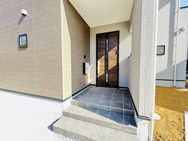 新築　伊勢崎市今泉町1期　1号棟の玄関|現地写真　TVモニター付きドアホンでセキュリティも安心です！
