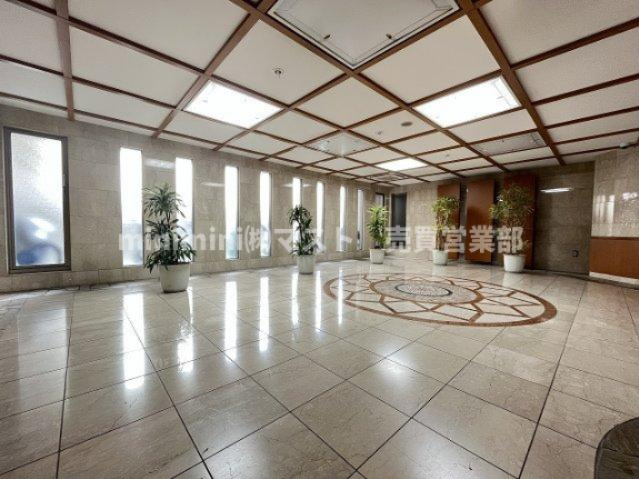 リーガル福島あみだ池のロビー|◆美しく整備された植栽と清潔感あるアプローチが、日々の帰宅を気持ち良く迎えてくれます♪
