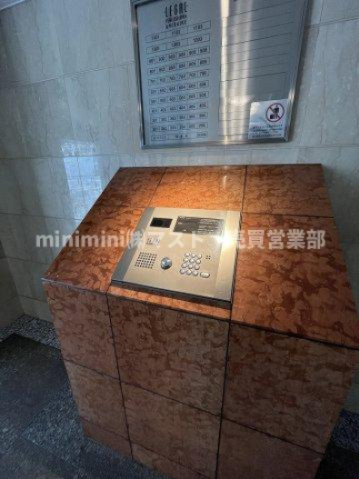 リーガル福島あみだ池の玄関|◆モニター付きインターホン完備！ドアを開ける前に来訪者を確認でき、防犯に役立ちます♪