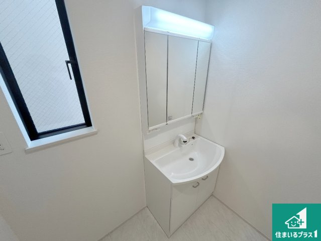 堺市中区福田　第2期　新築一戸建ての独立洗面台|清潔感のある洗面台です。フラットな鏡は掃除がしやすく毎日清潔！鏡裏には収納があるのでスッキリとした洗面台が保てます。