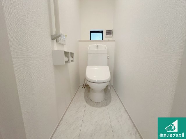 堺市中区福田　第2期　新築一戸建てのトイレ|1・2階の2ヶ所にあるので、朝の忙しい時間の順番待ちもなく、深夜の利用にも大変便利です。