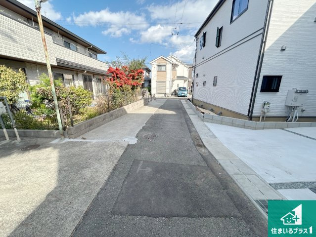 堺市中区福田　第2期　新築一戸建ての前面道路含む現地写真|周辺は閑静な住宅街！前面道路広々で車の出し入れも便利です。駐車が苦手な方でも安心して車庫入れできます！