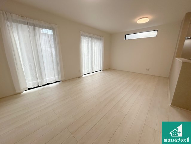 堺市中区福田　第2期　新築一戸建ての居間・リビング|日当たり良好の明るいリビングで朝の目覚めもスッキリできそう！対面キッチンでご家族のコミュニケーションも自然と増える設計！小さなお子様が遊ぶスペースを作っても広々とくつろげるLDK！