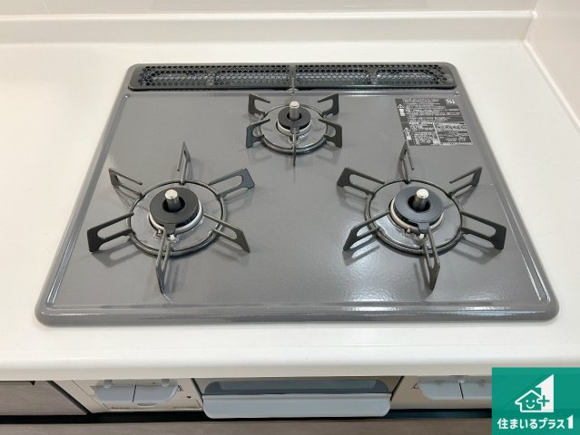 堺市中区福田　第2期　新築一戸建ての設備|ダブル高火力Ｓｉセンサー付きコンロ！３口あるので、まとめて料理をする時も大活躍！