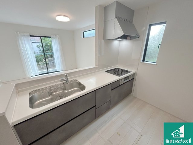 堺市中区福田　第2期　新築一戸建てのキッチン|リビングと統一感があり、使い勝手のいいキッチン。広々としているので、二人並んで作業が出来ちゃいます。お子様と一緒に色々なお料理に挑戦できるスペースがあります。