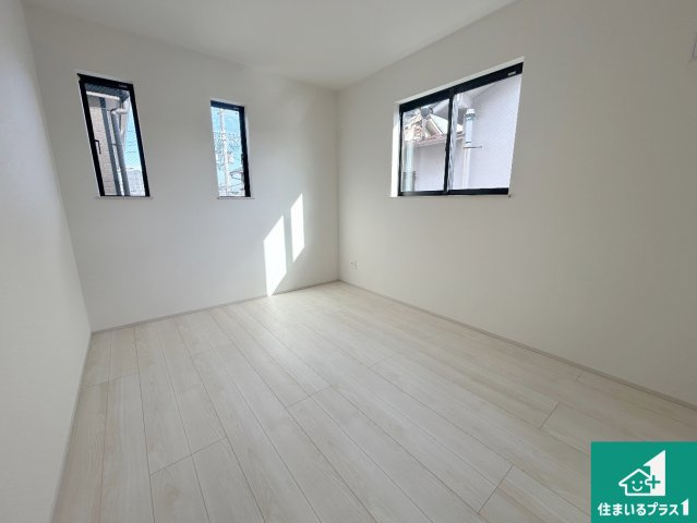 堺市中区福田　第2期　新築一戸建ての洋室|寝室は心地よい眠りについてもらいたくて、シンプルかつ開放的な空間な設計にしています！大きな窓から差し込む日が心地いいです♪