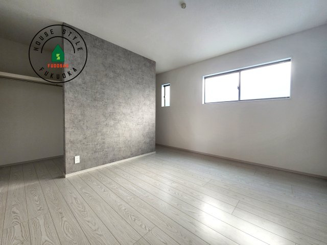 古賀市久保第2-7棟（2号棟）の内観：施工例|主寝室には収納力に優れたクローゼットがありますので、お部屋もすっきり片付きます。