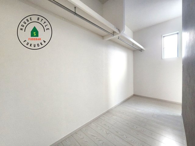 古賀市久保第2-7棟（2号棟）の内観：施工例|洋服や大きな荷物が多い方や人数の多いご家族などは、一般的なクローゼットよりもウォークインクローゼットのほうが使い勝手が良いです。