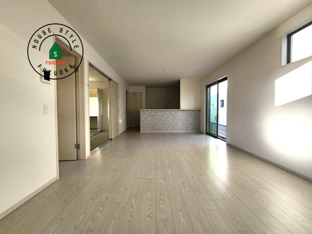 古賀市久保第2-7棟（2号棟）の内観：施工例|ご家族を近くに感じられる対面キッチンのLDK。会話もはずみそうですね。