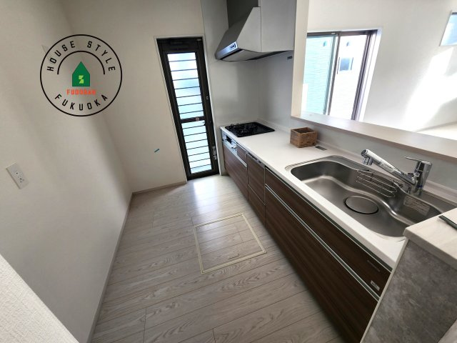 古賀市久保第2-7棟（2号棟）の内観：施工例|ダイニングテーブルへの配膳がラクラク、お料理はかどるカウンター付きシステムキッチン！