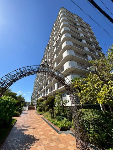 南門真ハイライフの外観|令和7年9月リフォーム済み！
階下へ響く生活音等を気にせず暮らせる1階部分です。