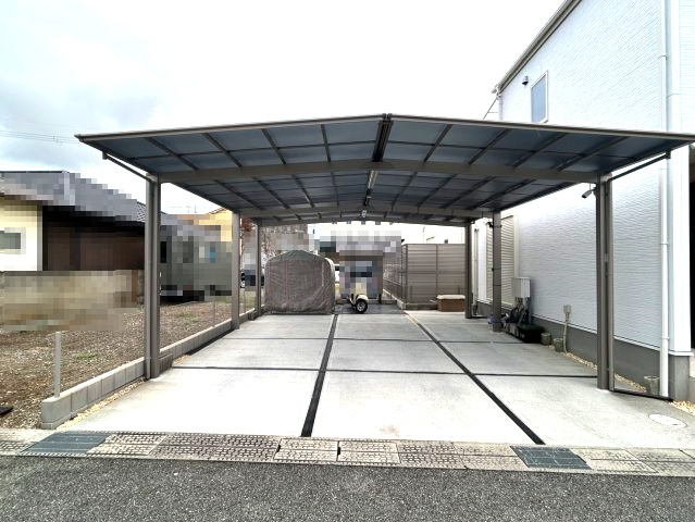 小野市黒川町　築浅中古住宅の駐車場