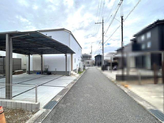 小野市黒川町　築浅中古住宅の前面道路含む現地写真