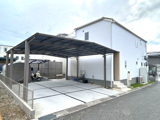 小野市黒川町　築浅中古住宅の駐車場