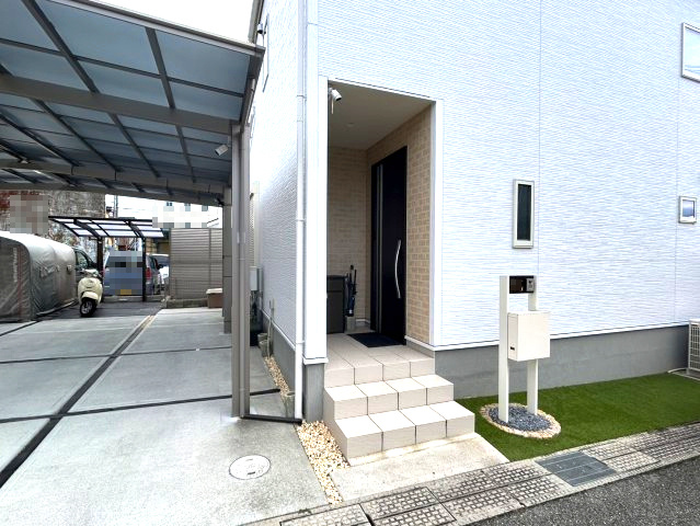小野市黒川町　築浅中古住宅の玄関