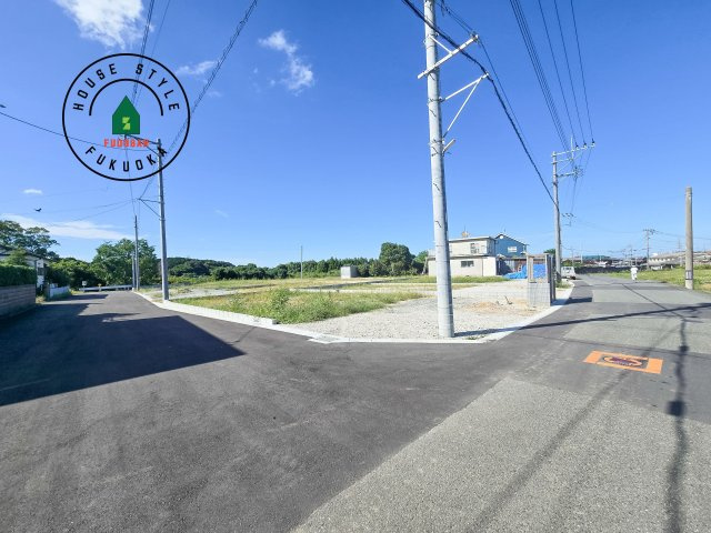 古賀市久保第2-7棟（4号棟）の前面道路含む現地写真|前面道路は閑静な住宅地をはしる車通りの少ない道路。お車の出し入れが苦手なママや小さなお子様にも安心ですね。しっかり舗装もされているので、ベビーカーや自転車で通っても快適に通行できます。