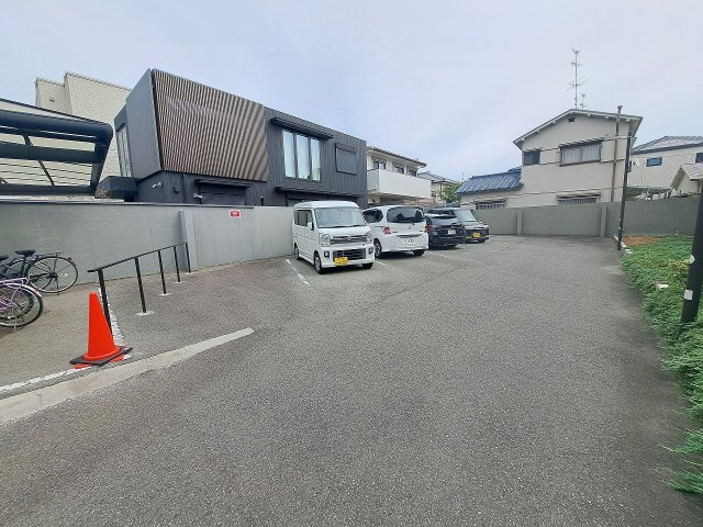 トリニティーコートの駐車場