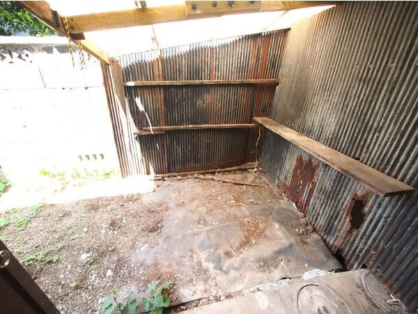 重美荘の駐車場