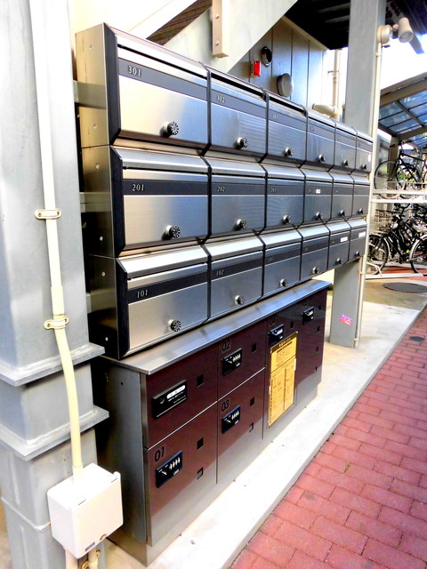 プランドールＫ１２のエントランス|★ダイヤル式の集合ポスト／宅配ボックス完備★