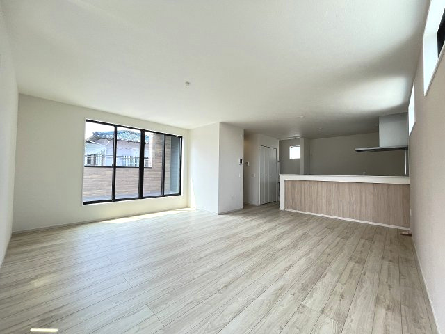 【内装】 | 福岡市西区小戸3丁目4期　1号棟（全3棟）【仲介手数料無料・0円】 | 施工例。リビングです。施工例は完成時と異なる場合があります。