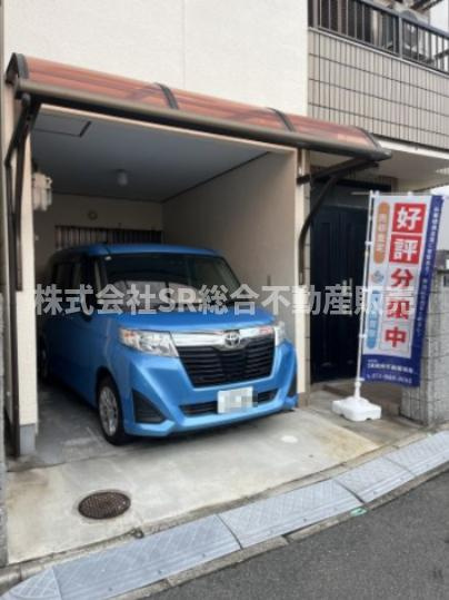 下六万寺町3丁目中古戸建の駐車場|お車をお持ちの方には嬉しい駐車場はビルトインガレージ（車種による）です！もちろん自転車・バイクも置けます。