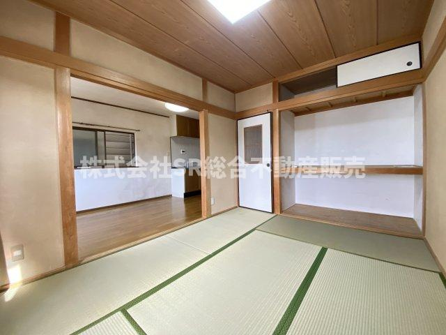 下六万寺町3丁目中古戸建の和室|2F・和室6帖。リビングの隣が和室で少し横になったり、客間としても使えます。