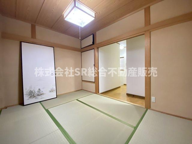 下六万寺町3丁目中古戸建の和室|3F・東側和室6帖。和室があると、家にあたたかい雰囲気が生まれます