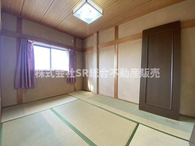 下六万寺町3丁目中古戸建の寝室|3F・西側和室6帖。寝る時は布団派の方にはピッタリのお部屋です！