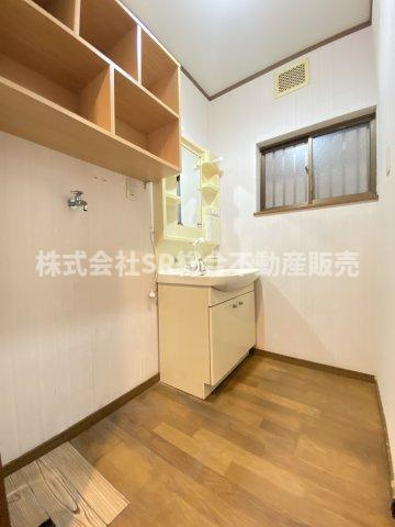 下六万寺町3丁目中古戸建の脱衣所|室内洗濯機置場もあり広めの脱衣場です！