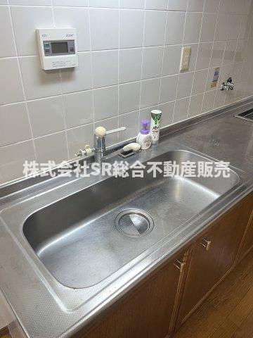 下六万寺町3丁目中古戸建のキッチン|シンク、調理スペースは十分なスペースがあります