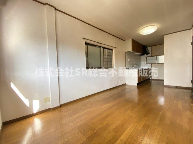 下六万寺町3丁目中古戸建の居間・リビング|使いやすいリビングです