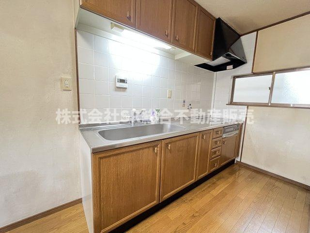 下六万寺町3丁目中古戸建のキッチン|キッチンはIH３口コンロ、グリル付きでお掃除もしやすく、安全にお料理できます♪