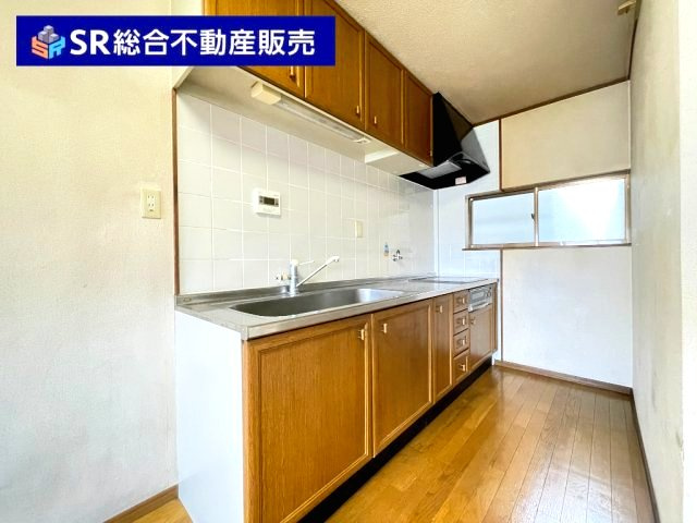 下六万寺町3丁目中古戸建のキッチン|キッチンはIH３口コンロ、グリル付きでお掃除もしやすく、安全にお料理できます♪