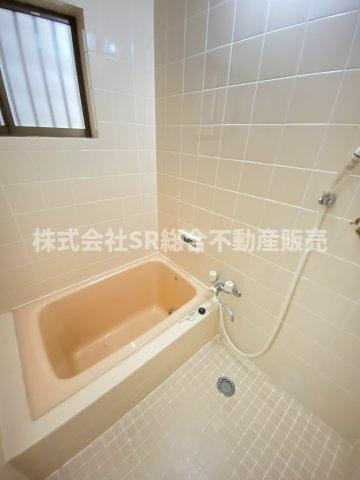 下六万寺町3丁目中古戸建の浴室|お風呂には窓もあり、換気がバッチリとでき、湿気がこもりません！