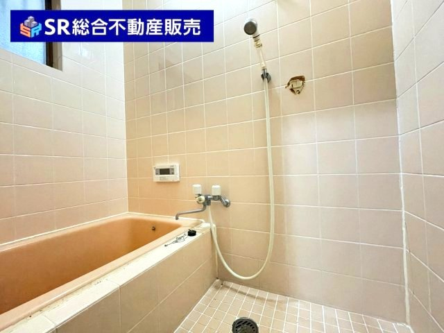 下六万寺町3丁目中古戸建の浴室|お風呂には窓もあり、換気がバッチリとでき、湿気がこもりません！