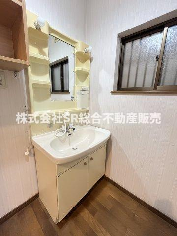 下六万寺町3丁目中古戸建の独立洗面台|独立洗面台、小物を置くことができて便利です！