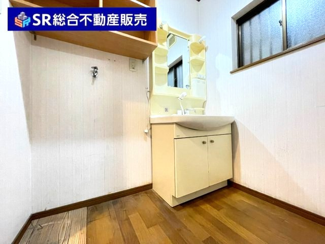 下六万寺町3丁目中古戸建の独立洗面台|独立洗面台、小物を置くことができて便利です！