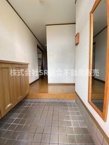 下六万寺町3丁目中古戸建の玄関|シューズボックス、姿見も付いていて使いやすい玄関です！