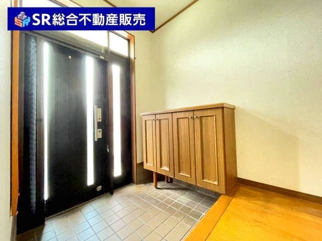 下六万寺町3丁目中古戸建の玄関|シューズボックス、姿見も付いていて使いやすい玄関です！