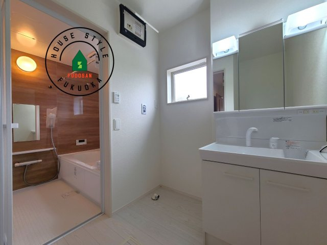 古賀市久保第2-7棟（5号棟）の内観：施工例|ゆとりの洗面スペースで朝の身支度もスムーズに。暮らしを快適に変えるシャワー付洗面台です！